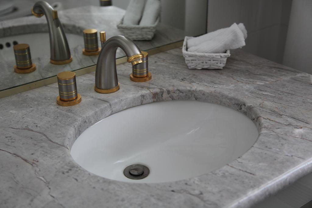 Absolue Renaissance Hotel Magny-Cours Bagian luar foto